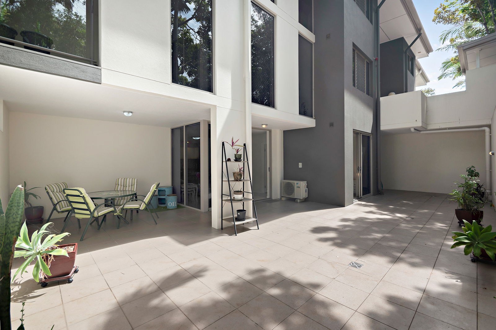 Main listing image for 5/11 Riding Road, Hawthorne  QLD  4171