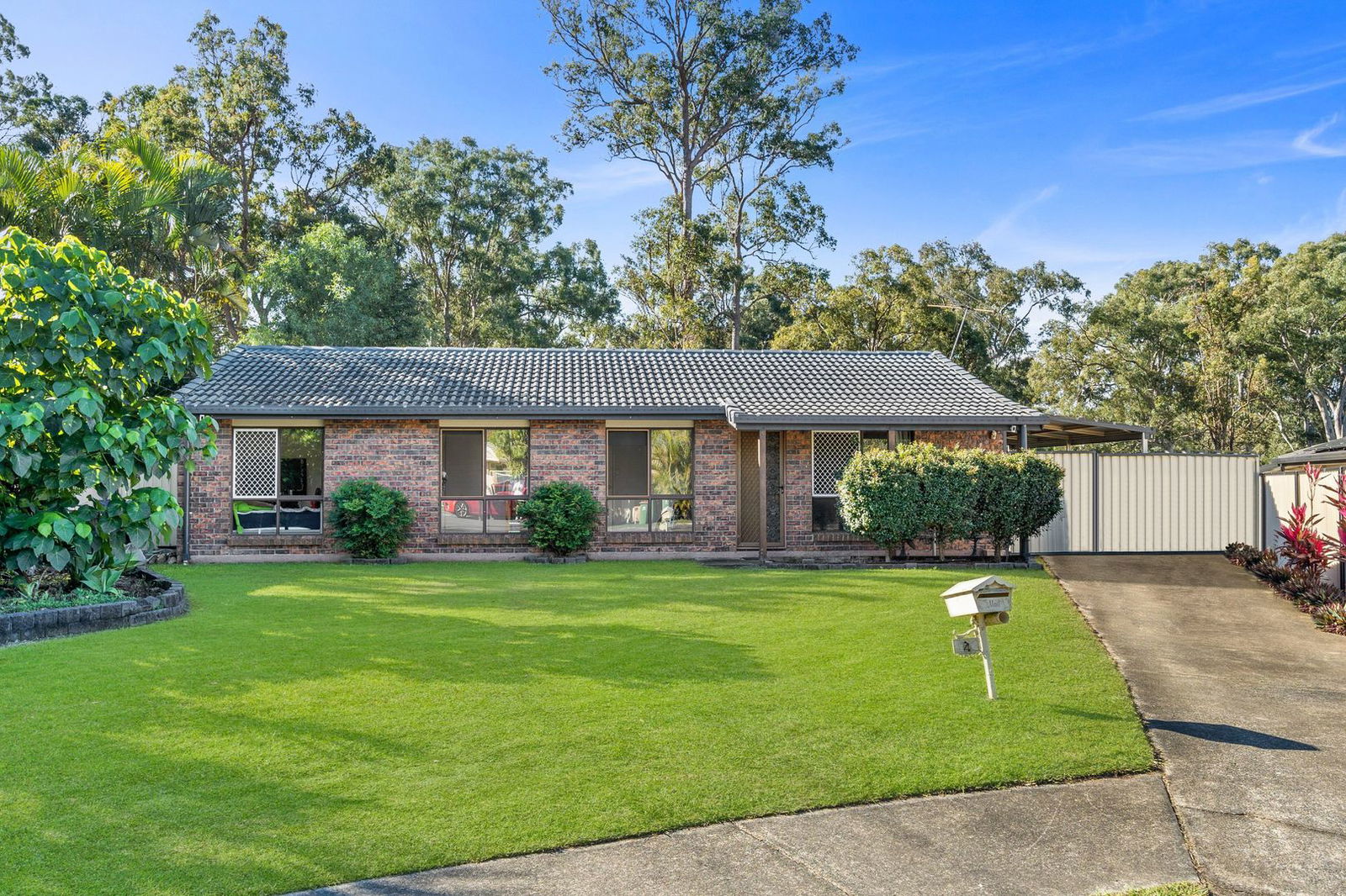 Main listing image for 4 Cyril Ct, Hillcrest  QLD  4118