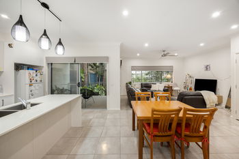 Image 5 for 4/20 Houthem St, Camp Hill  QLD  4152