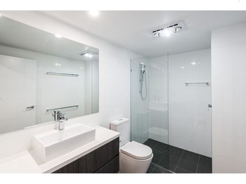 Image 4 for 1/45 Clarence Rd, Indooroopilly  QLD  4068