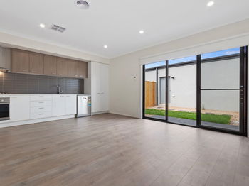 Image 3 for 5 Bayview Walk, Thornhill Park  VIC  3335