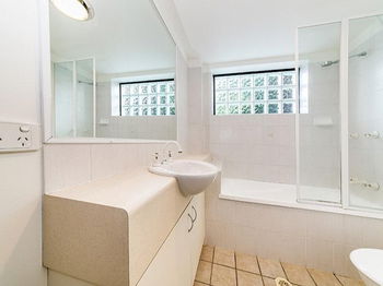 Image 3 for 6/60 Miles Street, Hawthorne  QLD  4171